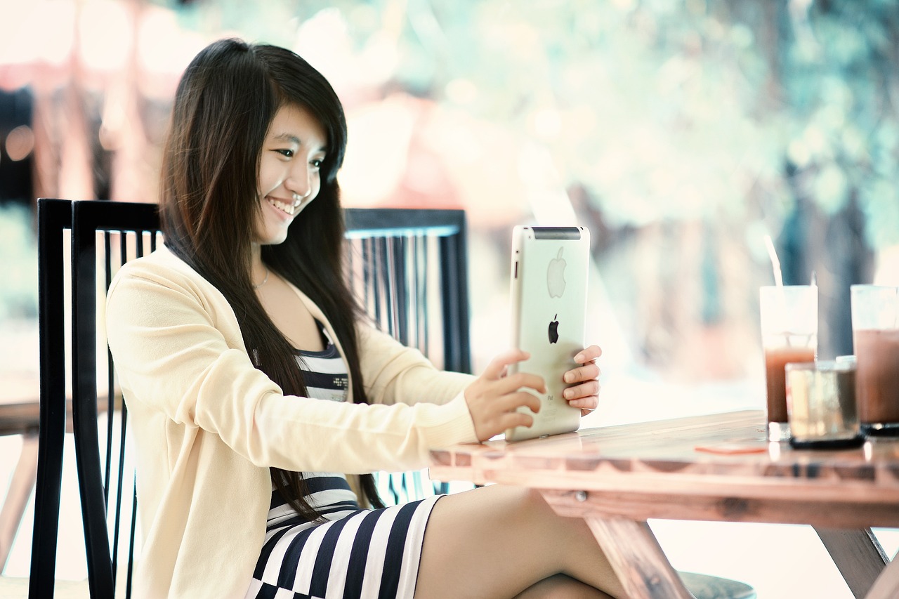 代孕选性别生的女孩玩的电脑游戏（代孕选性别生的女孩玩电脑游戏表情包）